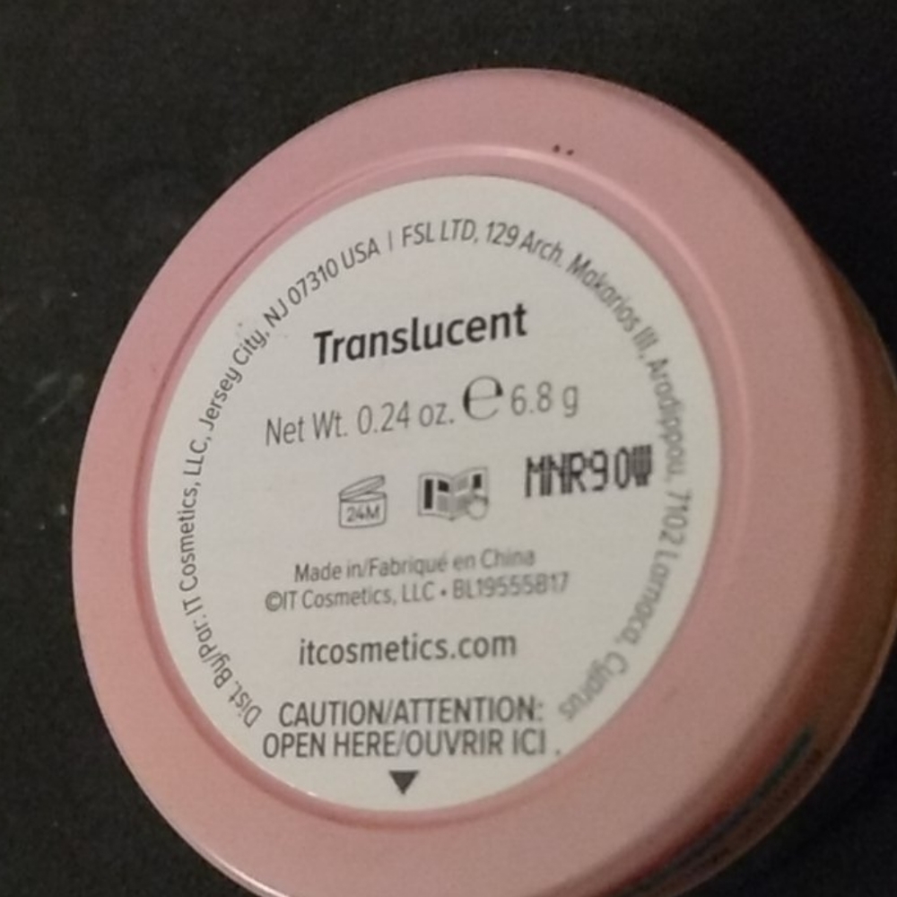 IT Cosmetics Translucent Setting Powder - Picture 3 of 3